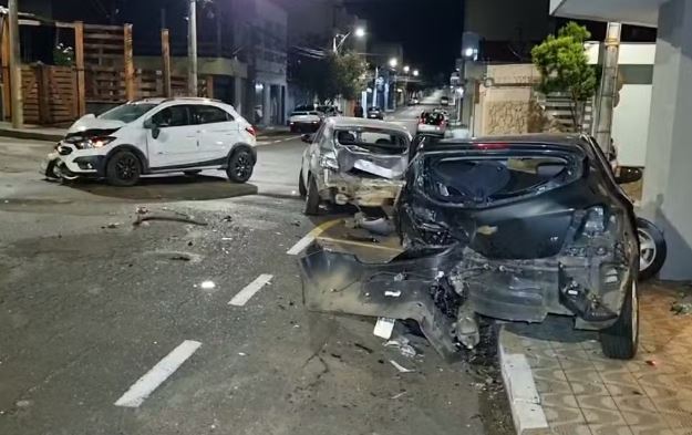 Acidente envolvendo quatro veículos deixa duas pessoas feridas em Passos