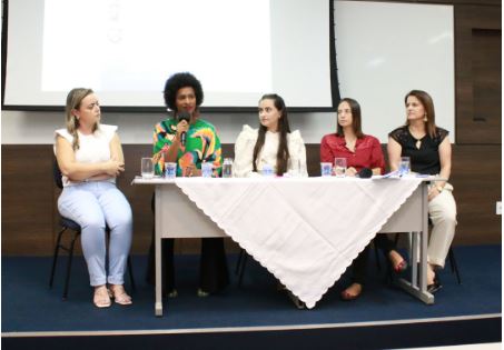 Unifor-MG: curso de Enfermagem reúne alunos e profissionais da área para participar de roda de conversa