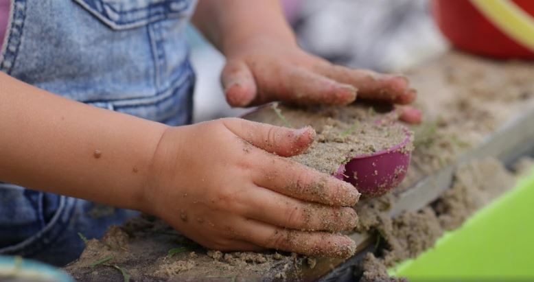 Dona de creche é indiciada por agredir e deixar crianças com fome