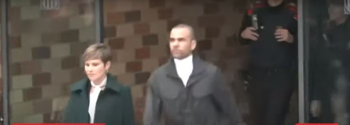 Daniel Alves deixa prisão após pagamento de fiança