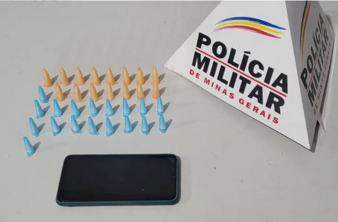 Dupla é presa com cocaína dentro de saco de pão em Cláudio