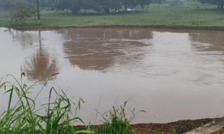 Carro cai em ribeirão e jovem de 20 anos morre afogado na zona rural de Itaúna