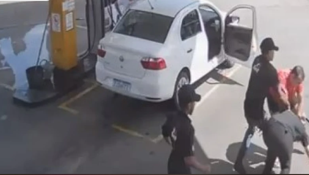 Frentista é agredida por cliente em Uberlândia ao negar encher galão de amaciante