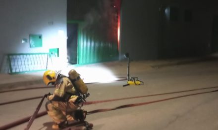 Corpo de Bombeiros combate incêndio em galpão de recicláveis em Nova Serrana