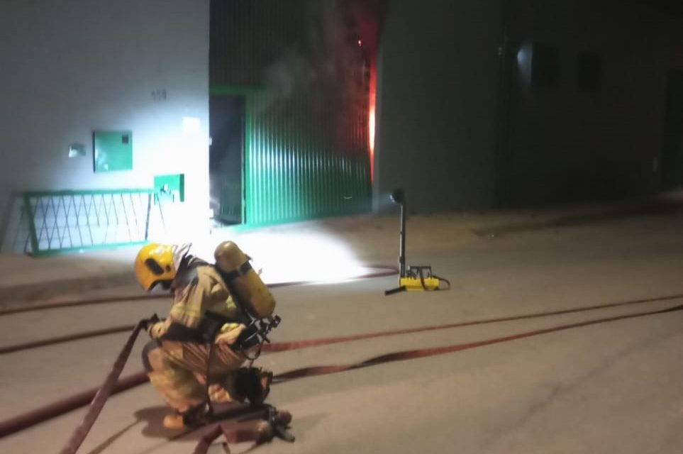 Corpo de Bombeiros combate incêndio em galpão de recicláveis em Nova Serrana