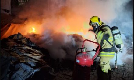 Bombeiros combatem incêndio em pátio de empresa em Arcos