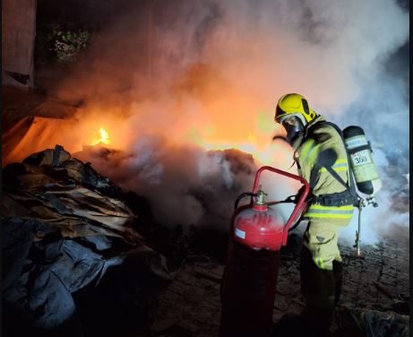 Bombeiros combatem incêndio em pátio de empresa em Arcos