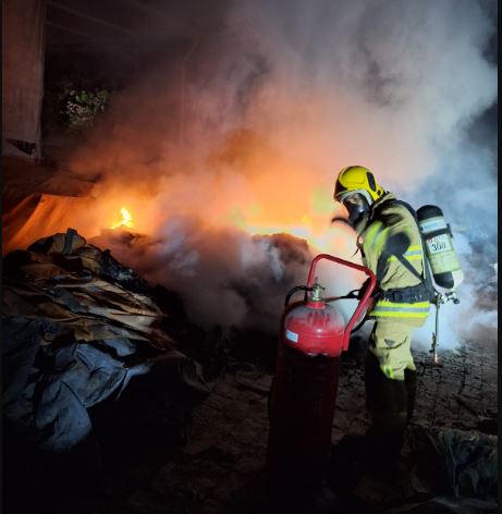 Bombeiros combatem incêndio em pátio de empresa em Arcos
