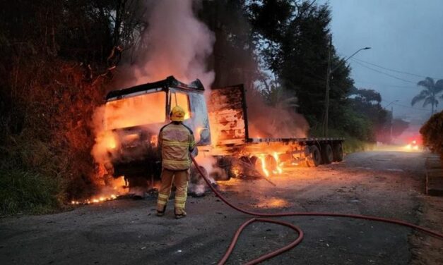 Queda de galho em fiação pode ser causa incêndio que destruiu carreta em Carandaí