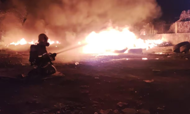 Incêndio destrói centenas de pneus e atinge imóvel em Patos de Minas