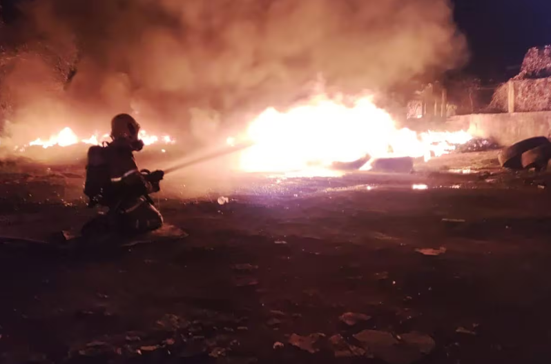 Incêndio destrói centenas de pneus e atinge imóvel em Patos de Minas