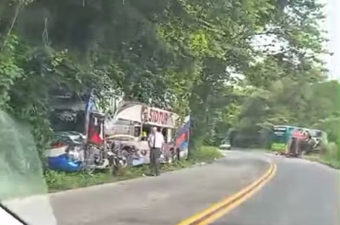 Quatro pessoas ficam feridas após batida entre carreta e ônibus com 56 romeiros