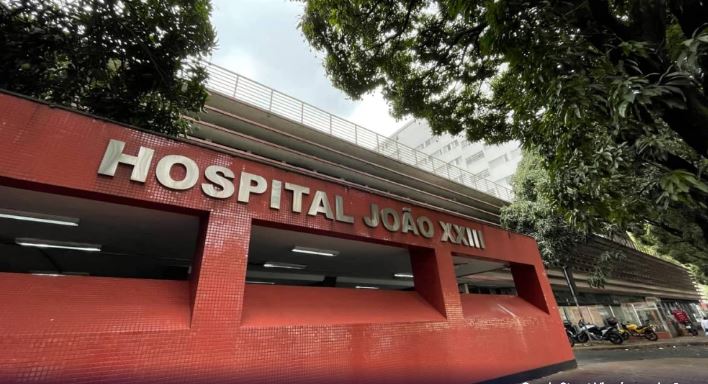 Adolescente agride pais e esfaqueia funcionária de escola