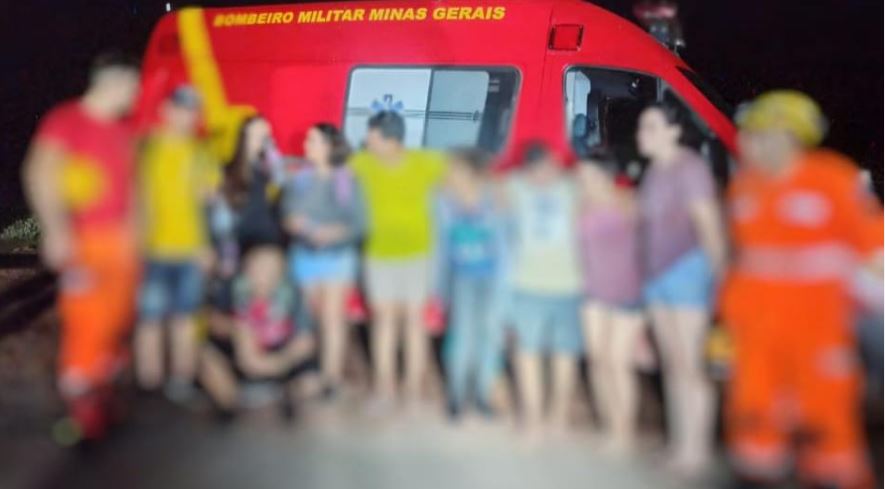 Oito jovens ficam ilhados em cachoeira no interior de Minas após cabeça d’água
