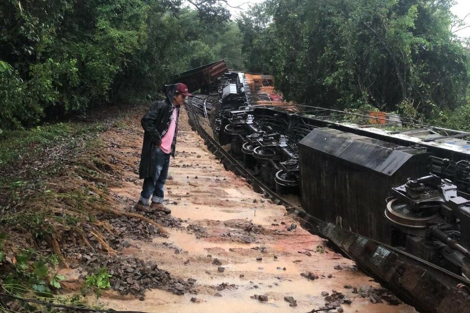 Locomotiva descarrila na comunidade de Paneleiros, em Formiga