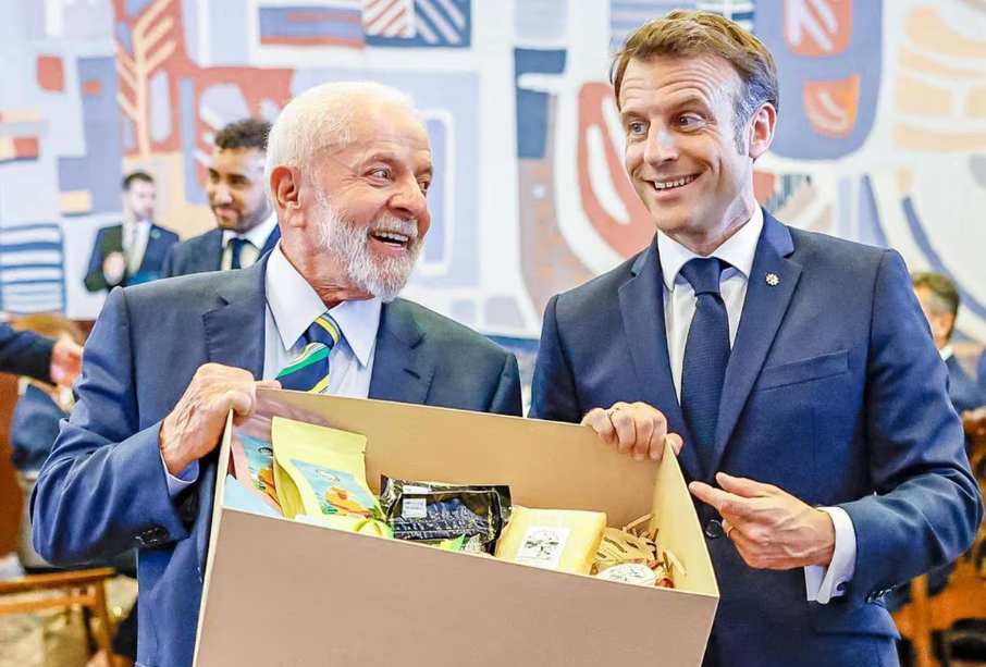 Lula presenteia o presidente Emmanuel Macron com queijos de Minas