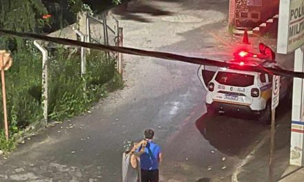 Jovem faz prefeito refém na frente de quartel em Minas Gerais