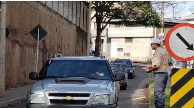 Motorista leva 2 multas em menos de 1 minuto no centro de Divinópolis