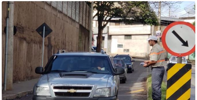 Motorista leva 2 multas em menos de 1 minuto no centro de Divinópolis