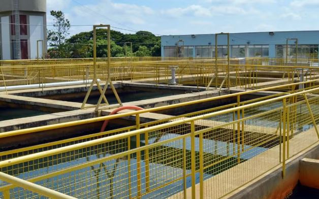 Funcionário é soterrado durante obra do Saae, em Passos