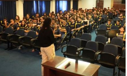 Alunos do Colégio Unifor participam de palestra sobre “violência contra a mulher”