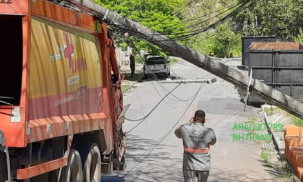 Caminhão derruba poste e deixa moradores se energia no bairro Jardim Vitória, em BH