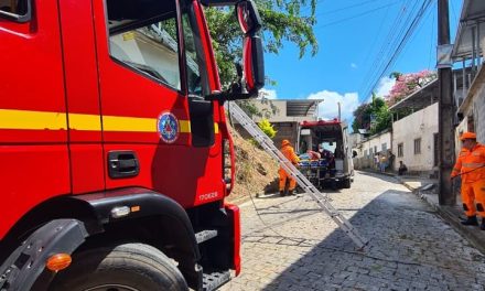 Idoso é socorrido após queda em cima de laje no bairro Alvorada, em Formiga