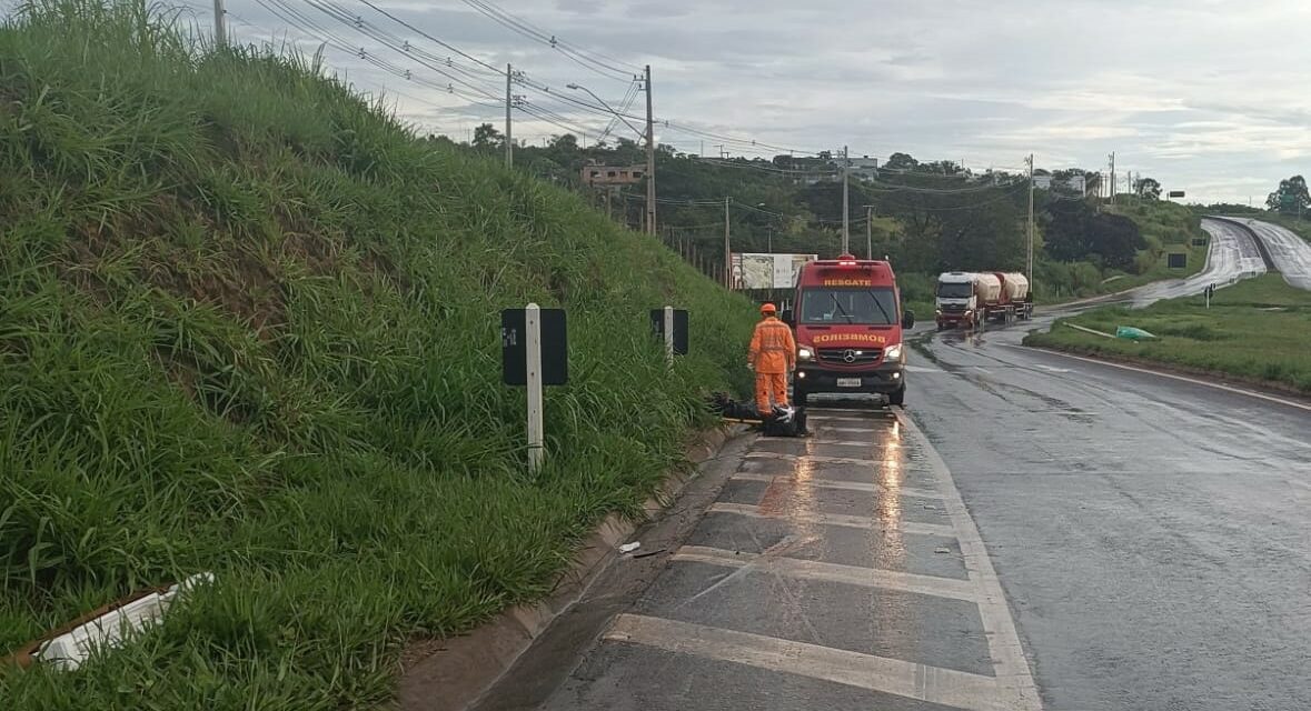 Jovem fica ferido após queda de motocicleta na MG-050, em Formiga