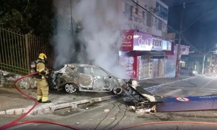 Motorista some após carro pegar fogo durante racha