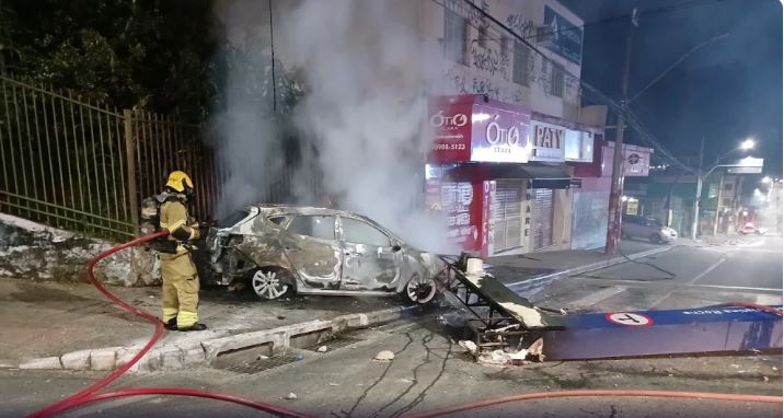 Motorista some após carro pegar fogo durante racha