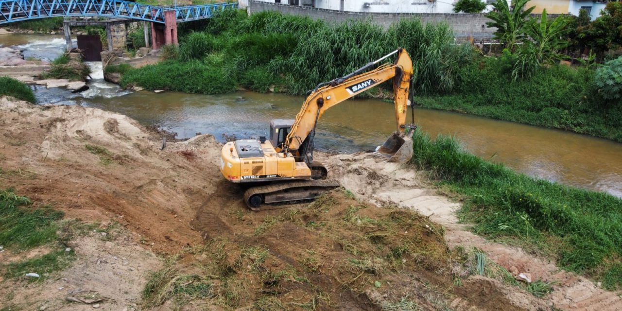 Trabalhos de limpeza e desassoreamento são realizados em córregos e rios de Formiga