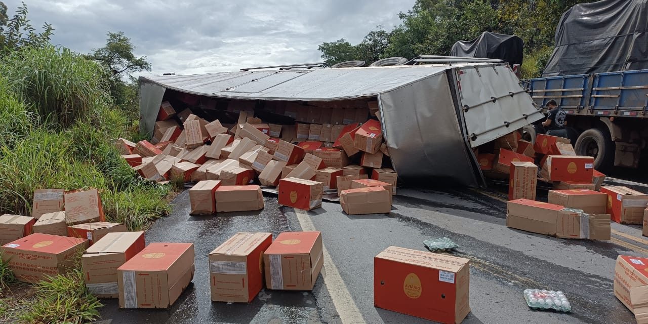 Caminhão carregado com caixas de ovos tomba na BR-354, em Formiga