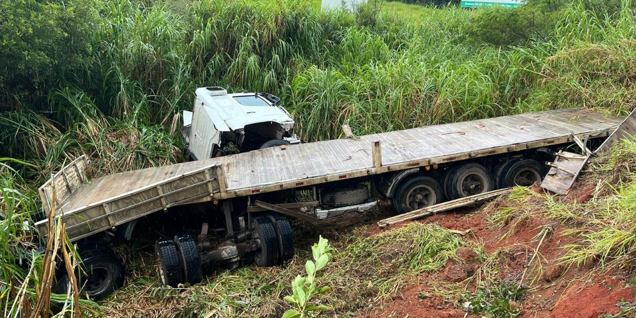 Carreta tomba e cai em ribanceira na BR-354, em Formiga