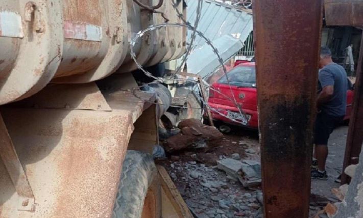 Motorista desmaia ao volante, e caminhão invade tornearia