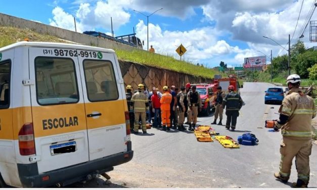 Van escolar com quase 20 crianças bate em muro na MG-010, em Vespasiano