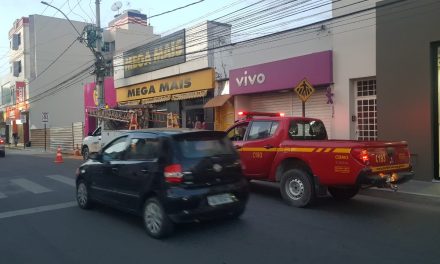 Transformador apresenta vazamento de óleo na rua Barão de Piumhi, em Formiga