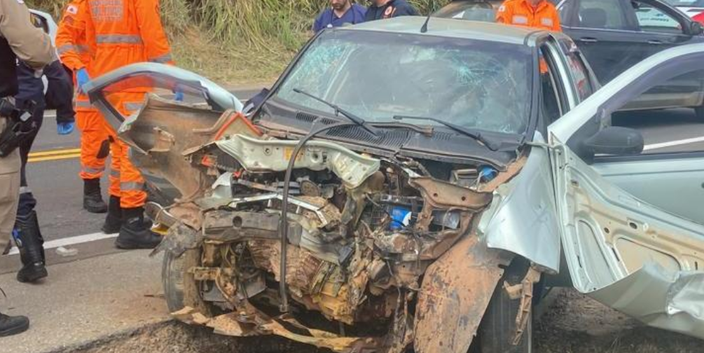 Adolescente causa batida frontal entre carros que resulta em uma morte e 4 feridos, no Sul de Minas