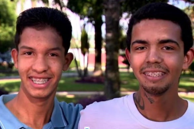 Irmãos separados por adoção se reencontram por acaso após 10 anos