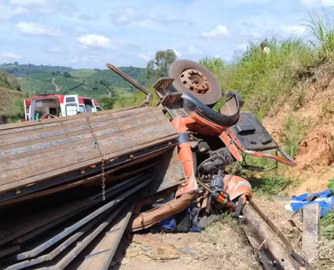 Motorista morre após caminhão que transportava estruturas de rodeio capotar na BR-146