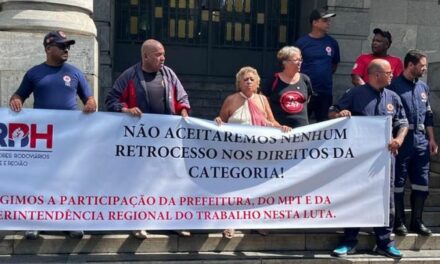 Motoristas do Samu protestam contra redução salarial na porta da Prefeitura de BH