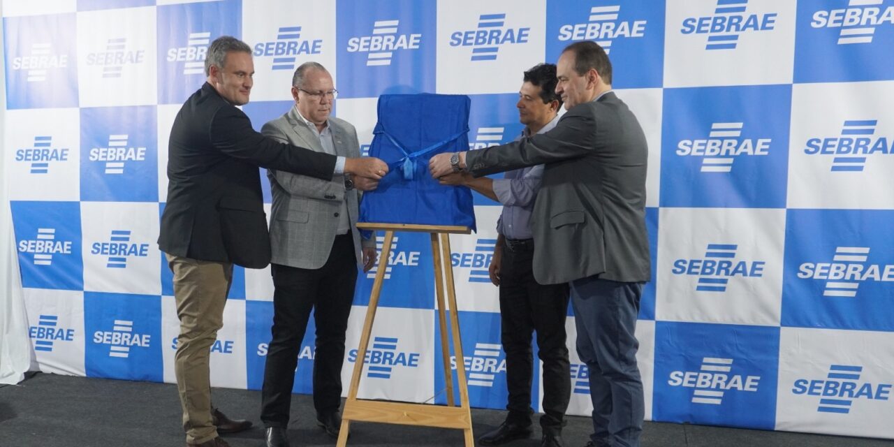Prefeito assina manifesto TEIA durante inauguração da nova agência de atendimento do Sebrae em Formiga