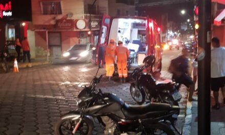 Acidente entre carro e motocicleta deixa mulher ferida na avenida Abílio Machado, em Formiga