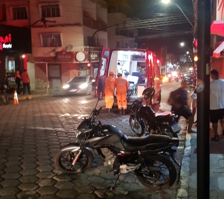 Acidente entre carro e motocicleta deixa mulher ferida na avenida Abílio Machado, em Formiga