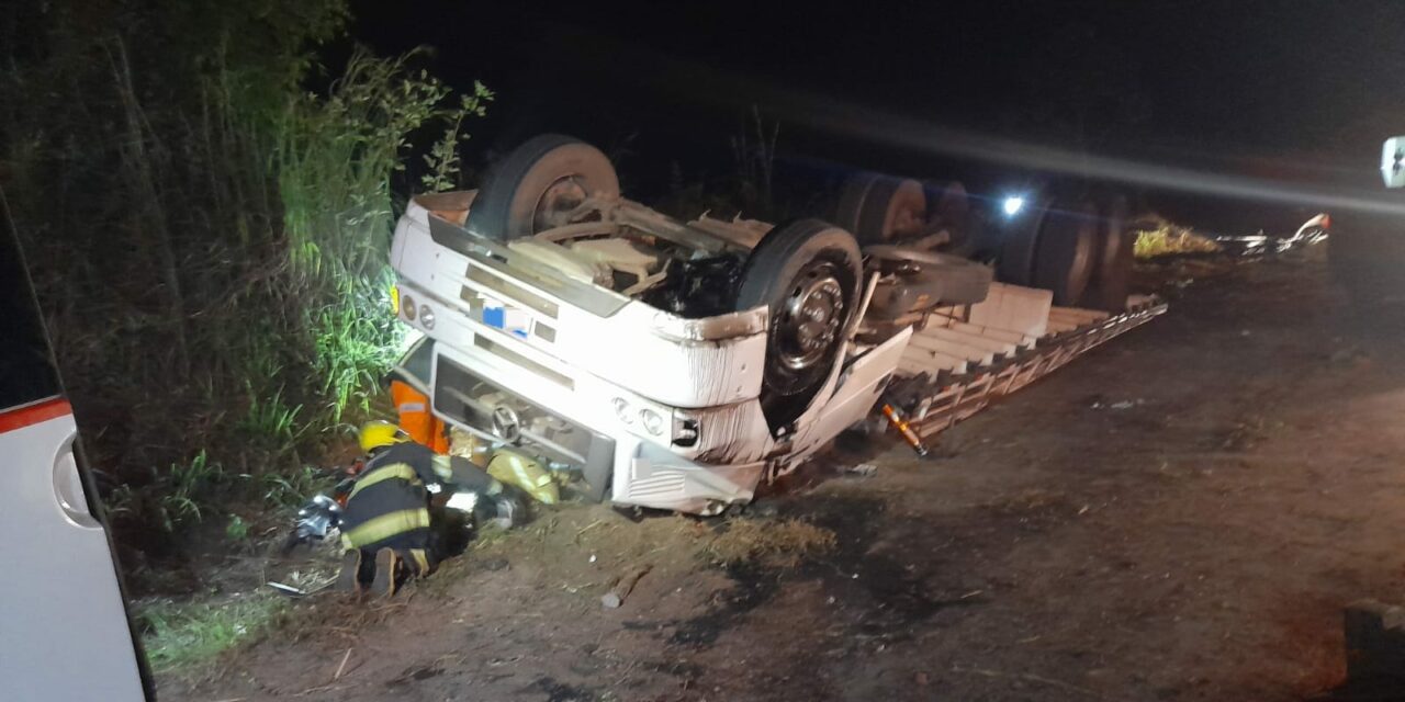 Capotamento deixa duas vítimas fatais e dois feridos na BR-494, em Divinópolis