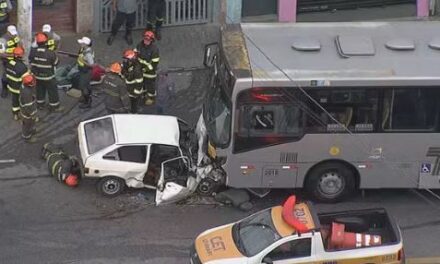 Acidente entre carro e ônibus deixa ao menos três mortos e dois gravemente feridos