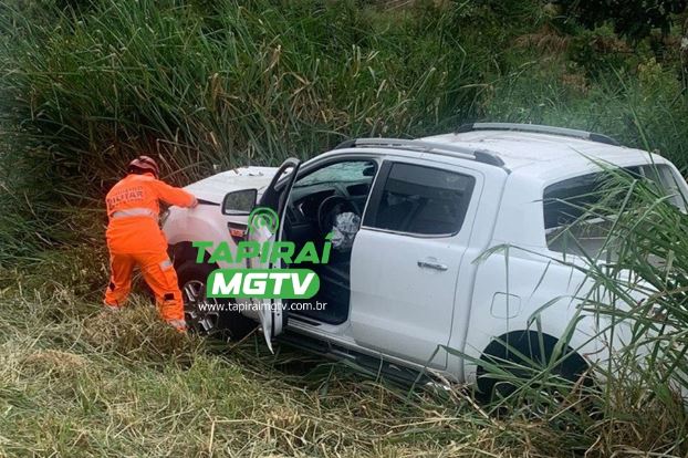 Idoso fica ferido após caminhonete sair da pista na BR-262