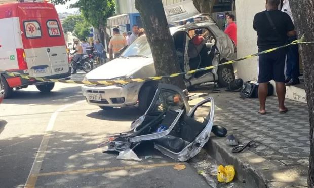 Dois feridos em colisão entre caminhonete e carro em Divinópolis