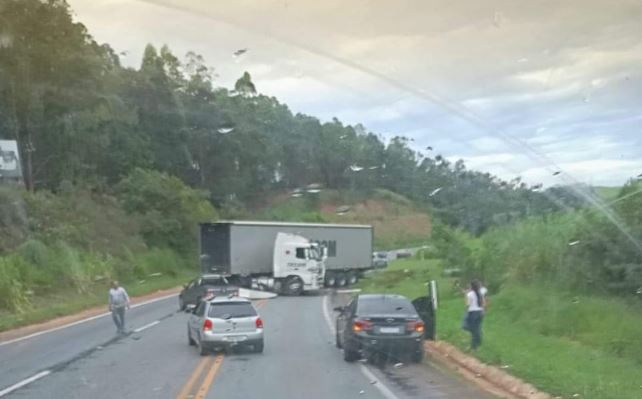 Acidente entre moto e carreta deixa uma vítima fatal e dois feridos na MG-050, entre Piumhi e Capitólio