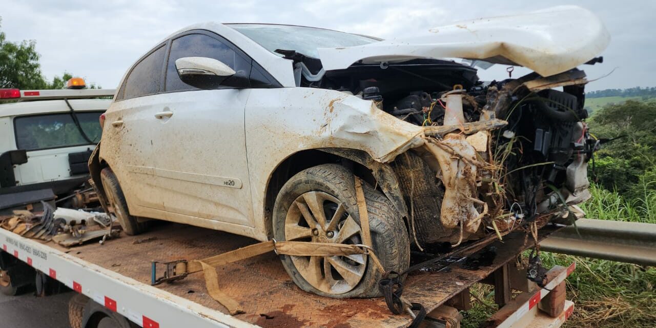 Carro colide contra outro veículo e com barranco na BR-354, em Bambuí