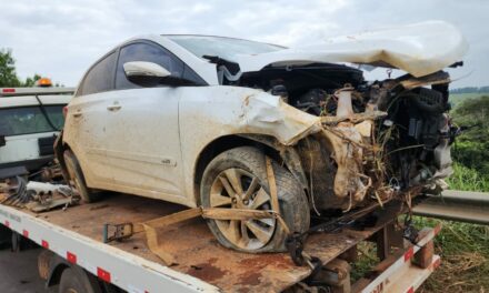 Carro colide contra outro veículo e com barranco na BR-354, em Bambuí